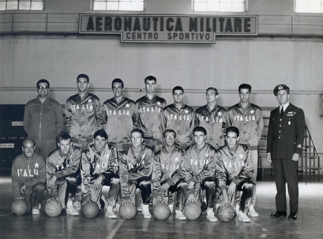 Campionato Mondiale Nazionale Militare a Damasco, Agosto 1966. Italia prima classificata. Costanzo (all), Masini, Albanese, Rossi, Gennari, Vatteroni, Gatti, Col. Picchiottini. Accosciati il "Mister" Maresciallo Crispi Masseur, Ossola, Cosmelli, Barlucchi, Tonzing, Recalcati, Spinetti.